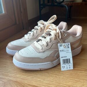 Women’s Reebok BB 4000 II Sneaker Pink New with Tag